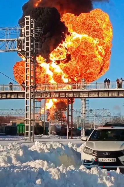 В Тамбовской области после схода состава загорелись цистерны с топливом и газом