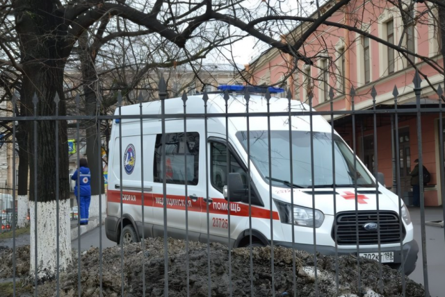В Петербурге ребенок, выпавший с седьмого этажа, остается в реанимации