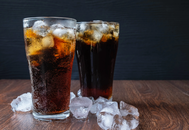 Диетолог предупредила о вреде колы для зубов, костей и обмена веществ