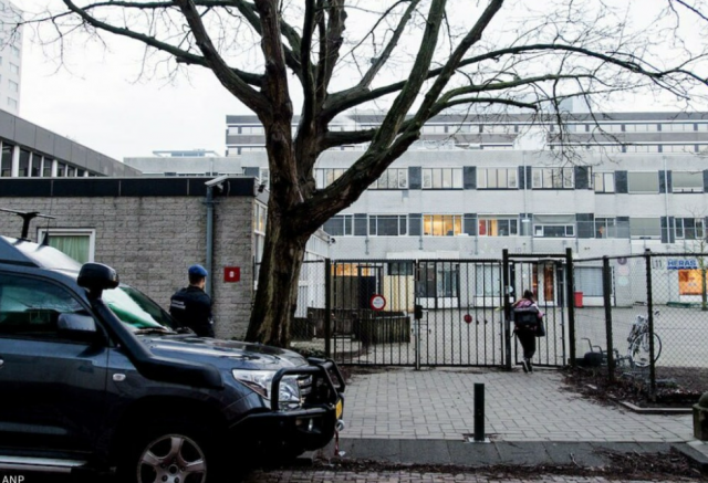 В Амстердаме произошел взрыв в еврейской школе