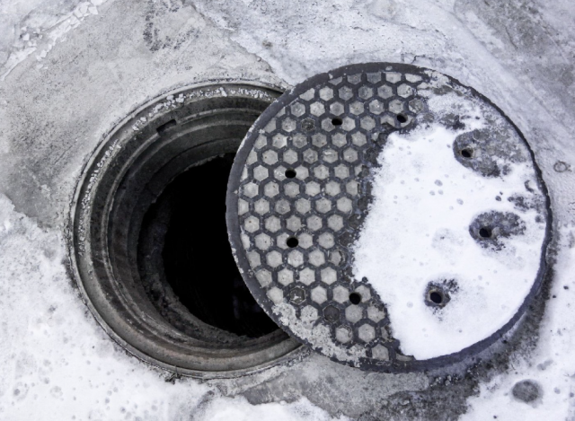 В Чебоксарах восьмилетняя девочка провалилась в канализационный колодец