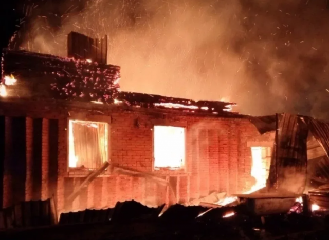 В Удмуртии при пожаре в частном доме погибли женщина и двое ее сыновей