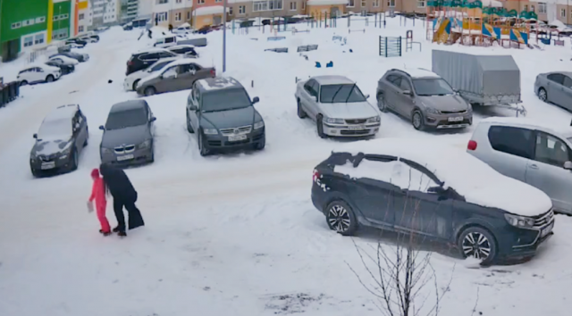 В Нижневартовске женщина напала на восьмилетнюю девочку у подъезда дома