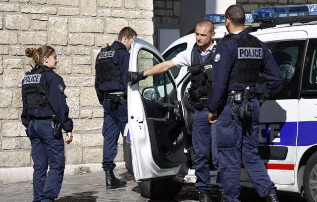 Во Франции неизвестные разгромили мэрию в пригороде Парижа