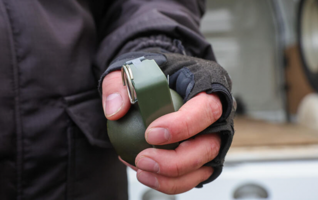 В Одессе мужчина устроил стрельбу и взрыв на улице