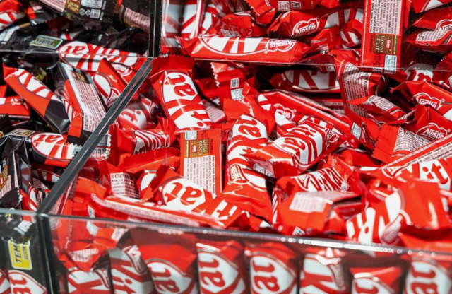 В Европе неизвестные угнали грузовик с 12 тоннами шоколада KitKat