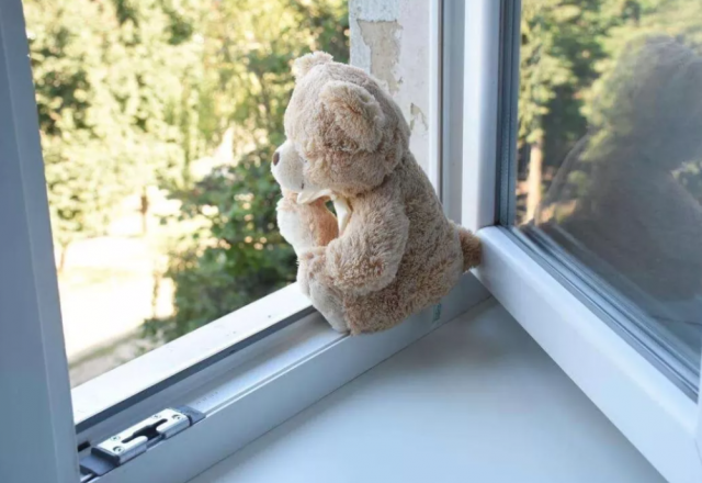 В Люберцах двухлетний ребенок выпал из окна на козырек дома