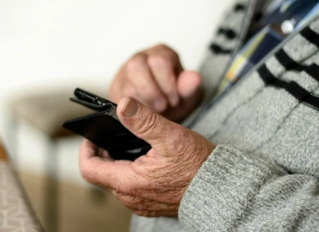 Пожилой житель Краснодара стал жертвой мошенников и потерял более миллиона рублей