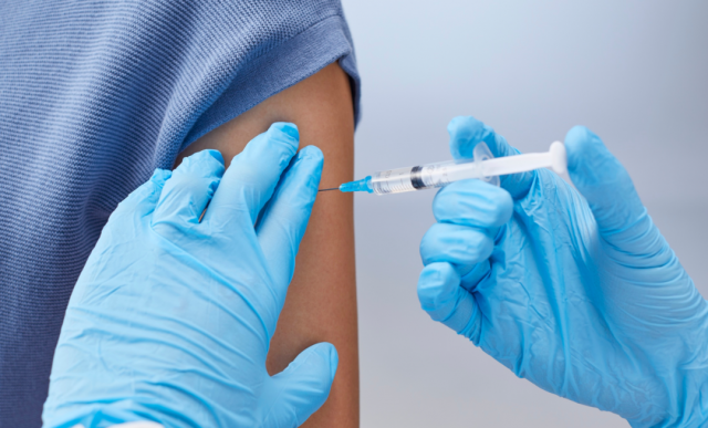 Вакцинация взрослых: что важно знать и какие мифы не соответствуют действительности