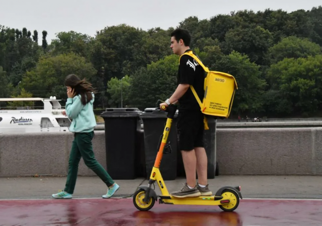 В Москве планируют ограничить движение курьеров на электровелосипедах по тротуарам