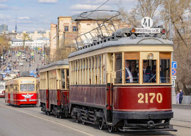 В Москве отметили 127-летие трамвая парадом ретровагонов