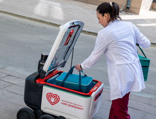 В московских больницах начали тестировать роботов-доставщиков