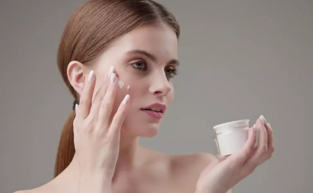 Роспотребнадзор усилил контроль за продажей крема с возможным содержанием бензола