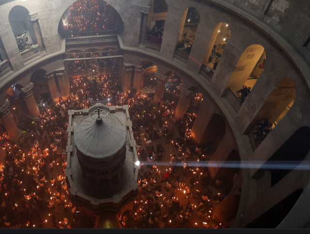 В Иерусалиме верующие встретили схождение Благодатного огня