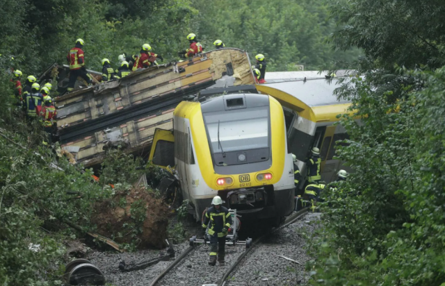 В Германии на поезд с сотнями пассажиров обрушилась контактная сеть