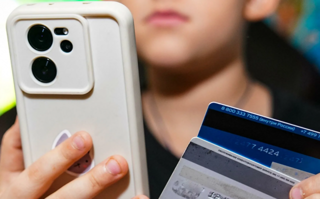 Мошенники в Москве украли деньги, воздействуя на подростка, и подожгли квартиру