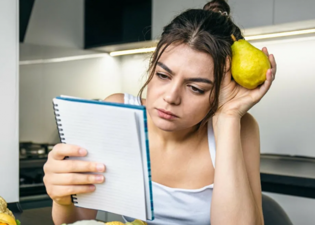 Диетолог объяснила, почему спешка за столом может навредить здоровью