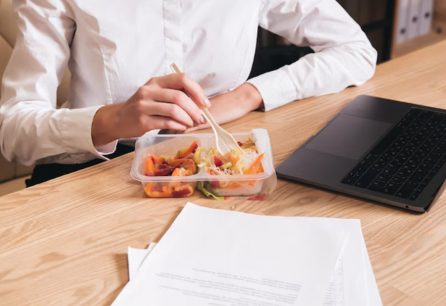 Юрист указала на незаконность требований прерывать обеденный перерыв