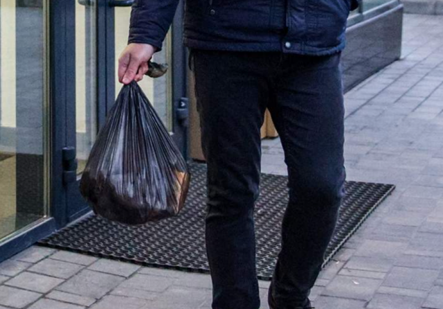 Россиян могут оштрафовать на сумму до 15 тысяч рублей за оставленный в подъезде мусор