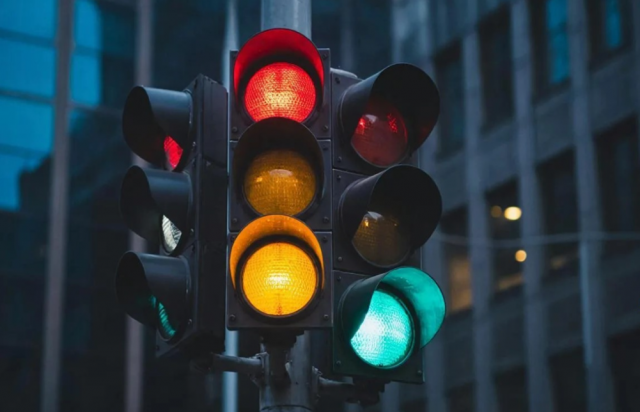 Двое человек пострадали в результате обрушения светофора