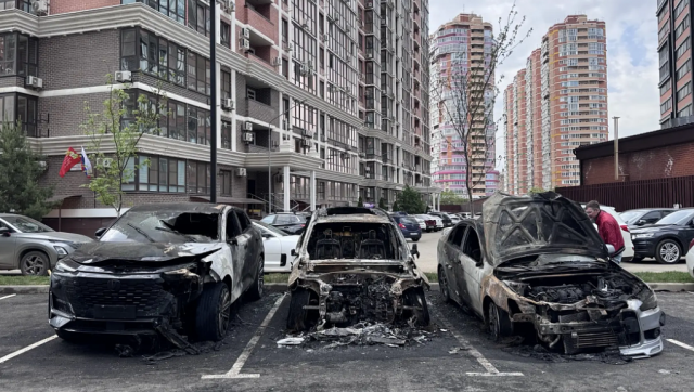 В Краснодаре сгорели несколько припаркованных автомобилей