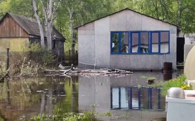 В поселке Коряки на Камчатке продолжают устранять последствия подтопления