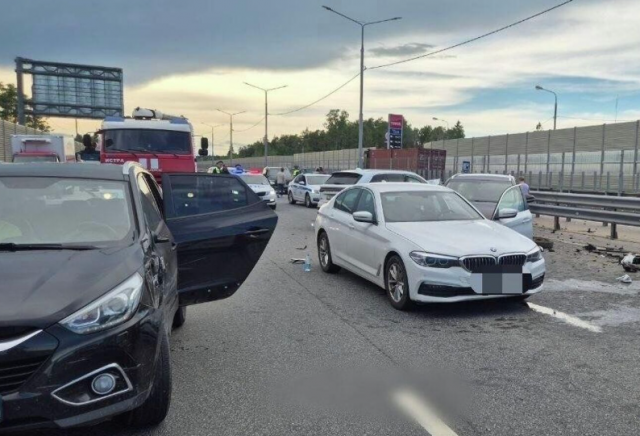 В Подмосковье в массовом ДТП на трассе М-9 пострадали четыре человека, включая ребенка