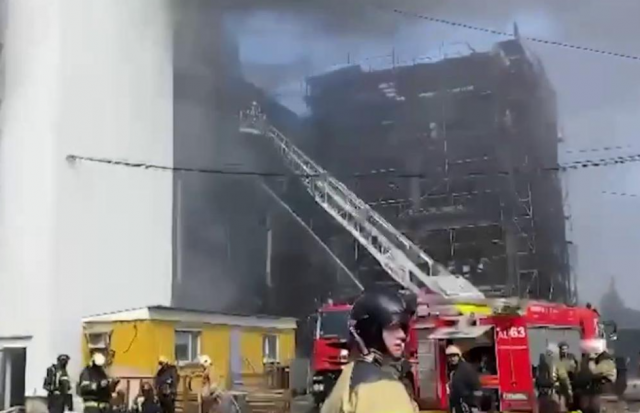 Два человека пострадали при пожаре на складе бумаги в Ленинградской области