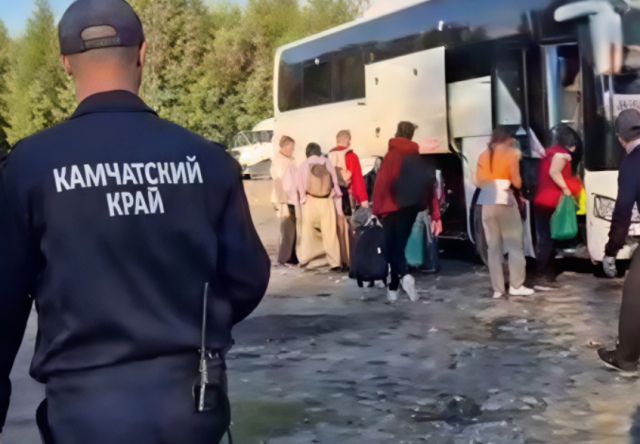На Камчатке эвакуировали 152 туристов после размыва дороги у Толбачика