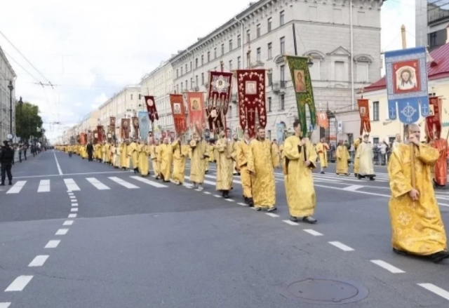 В Петербурге состоялся крестный ход с частицей мощей Дмитрия Донского