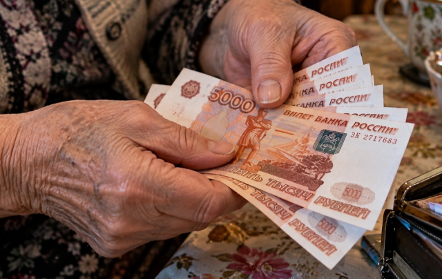 Петербургская пенсионерка передала мошенникам деньги и золото почти на 182 млн рублей