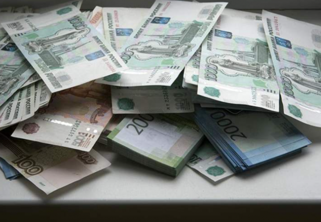 В Новокузнецке подросток выбросил из окна рюкзак с 1,4 млн рублей для мошенников