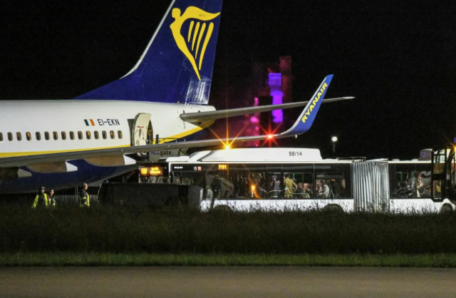 Самолет Ryanair передал аварийный сигнал во время полета из Рима в Дублин