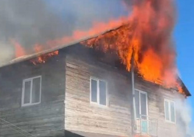 В Новосибирске загорелся двухэтажный дом: площадь пожара достигла 250 квадратных метров